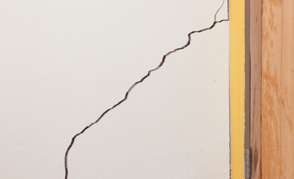 Scheuren in de muur repareren vóór het schilderen